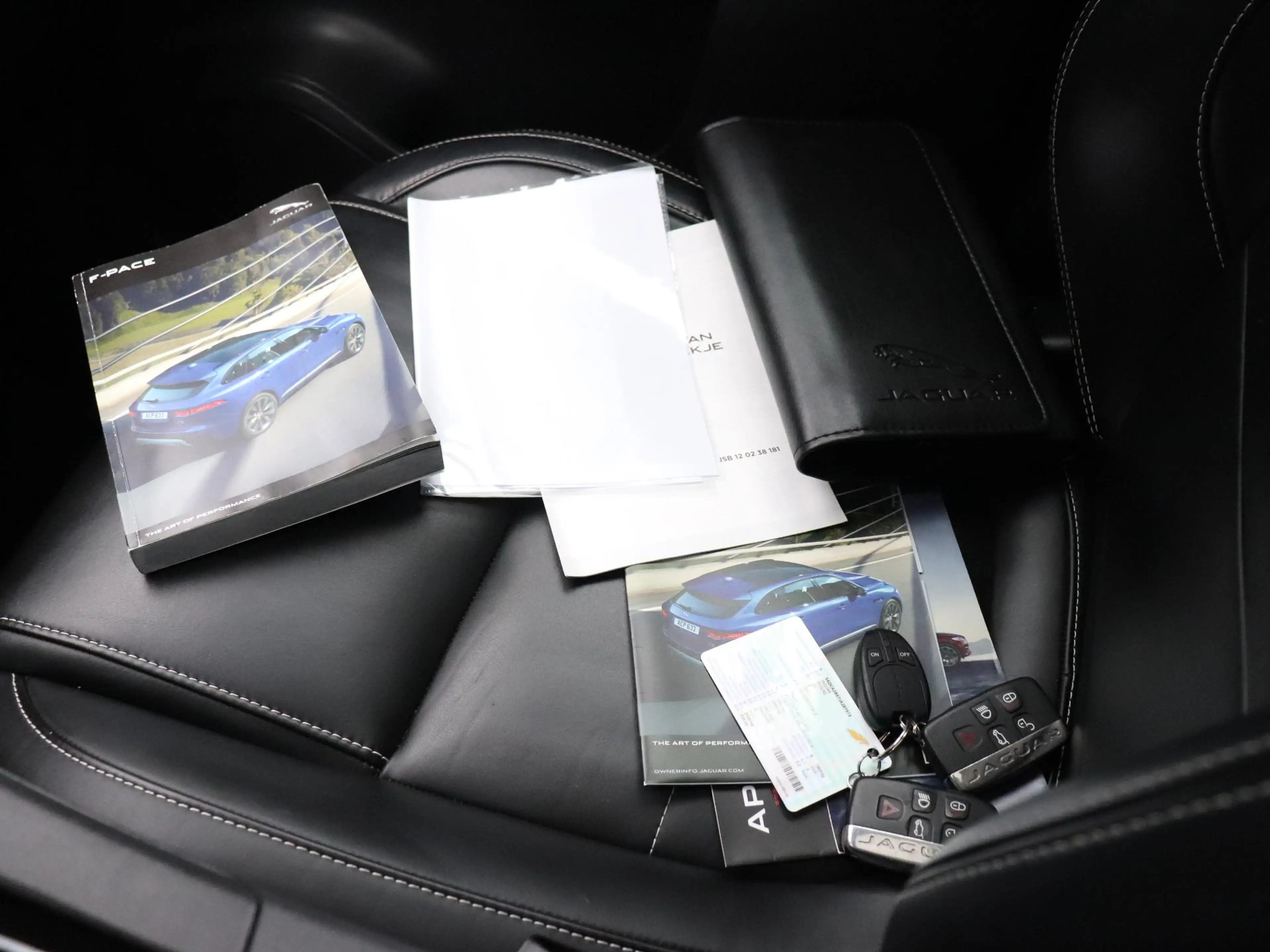 Jaguar F-Pace 2.0 Portfolio AWD 25t | LEDER | PANO-DAK | TREKHAA — photo 26