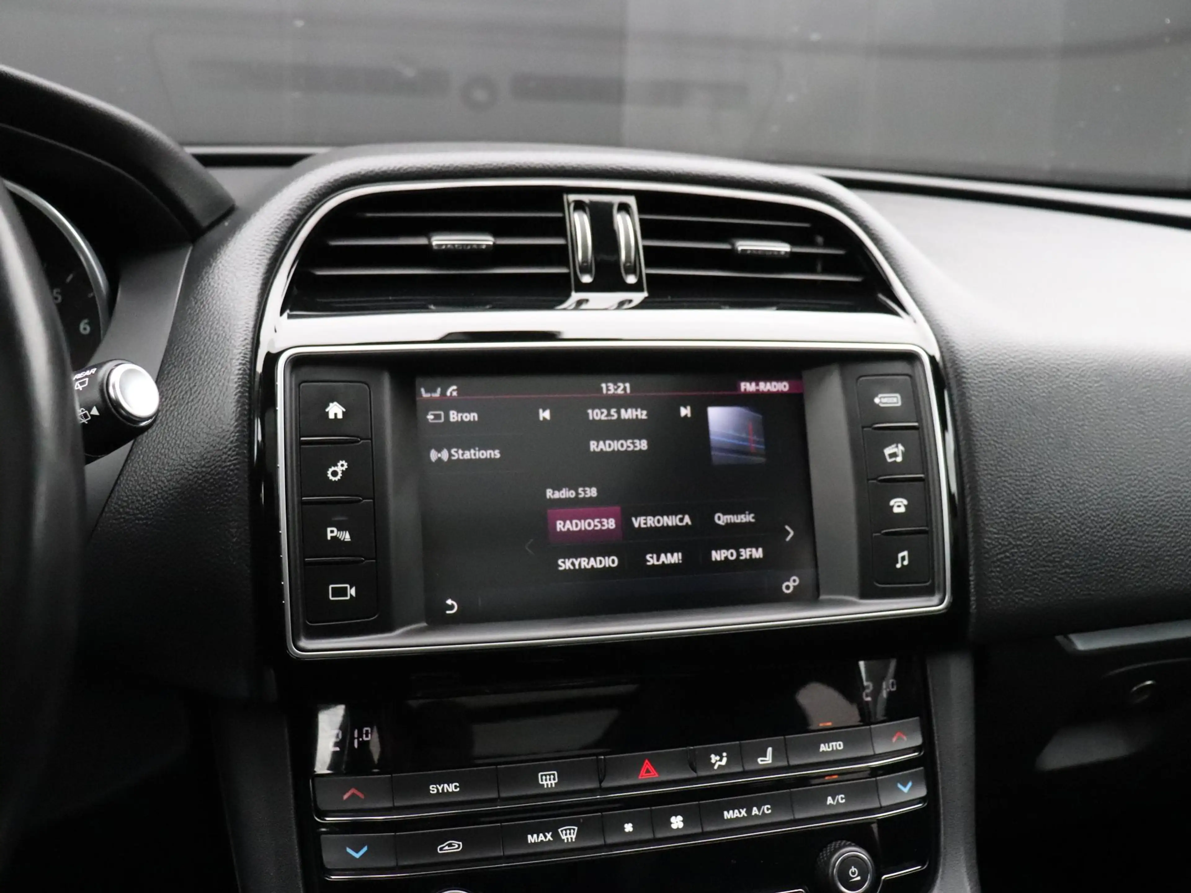 Jaguar F-Pace 2.0 Portfolio AWD 25t | LEDER | PANO-DAK | TREKHAA — photo 6