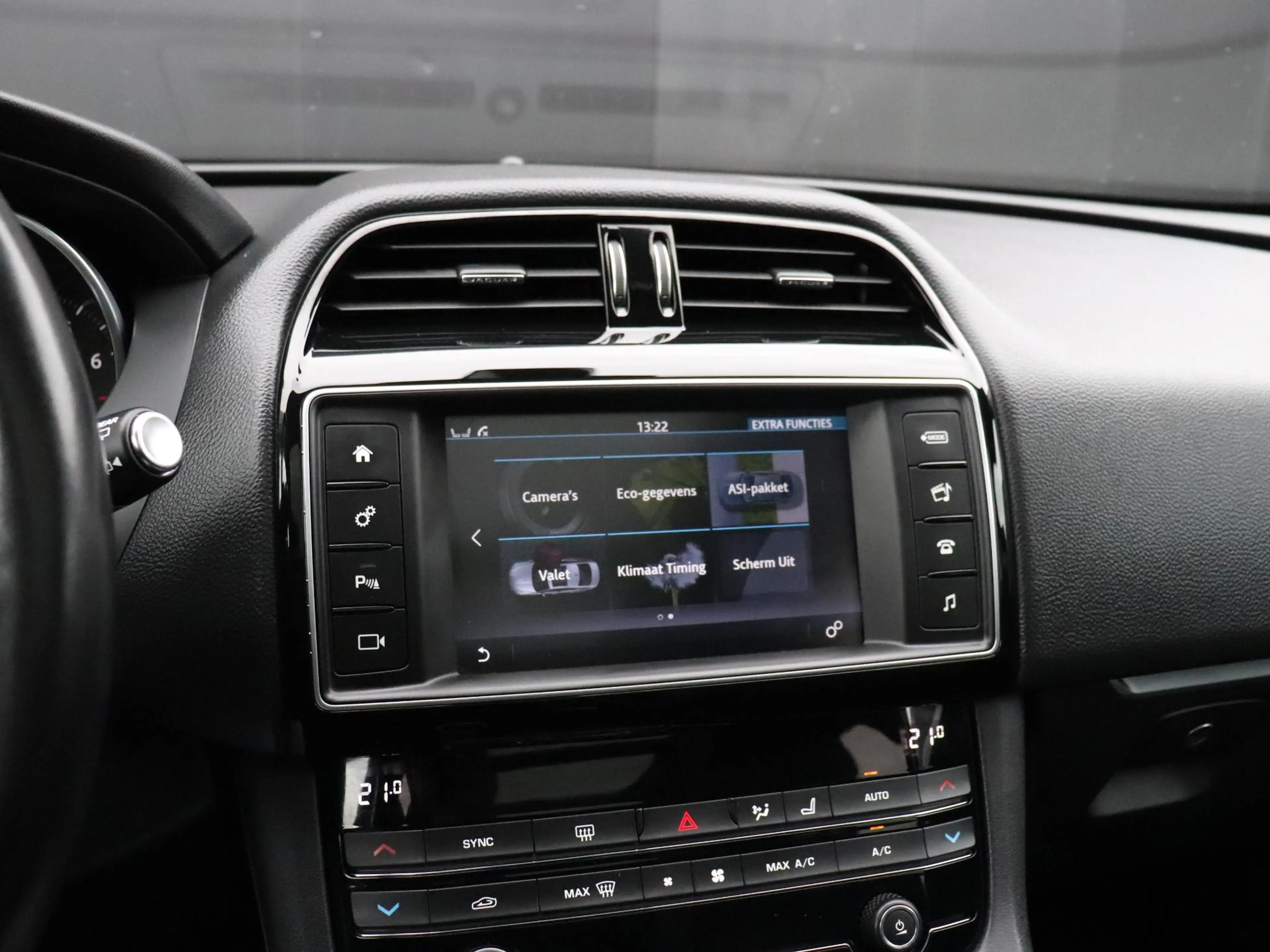 Jaguar F-Pace 2.0 Portfolio AWD 25t | LEDER | PANO-DAK | TREKHAA — photo 8