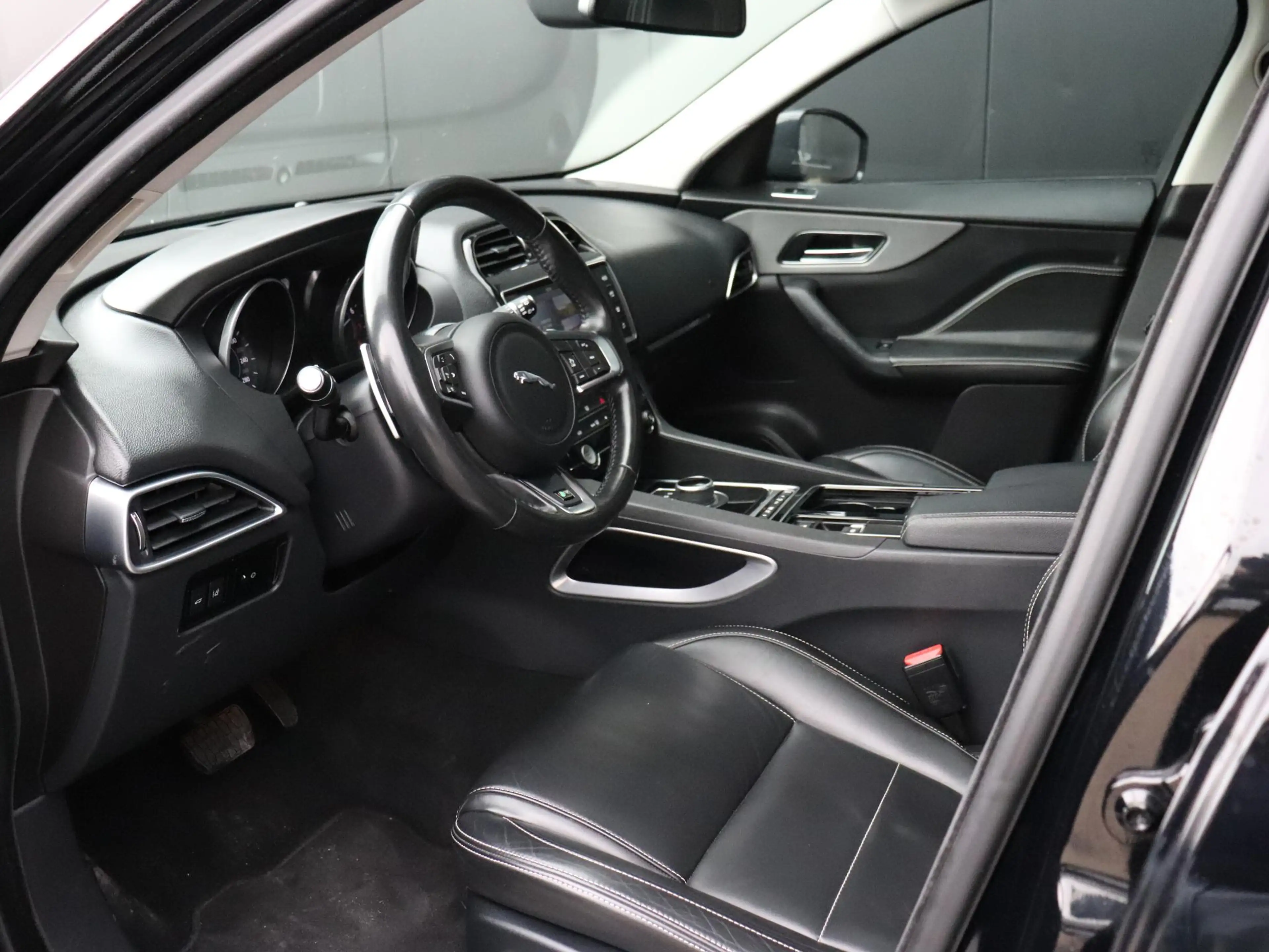 Jaguar F-Pace 2.0 Portfolio AWD 25t | LEDER | PANO-DAK | TREKHAA — photo 10