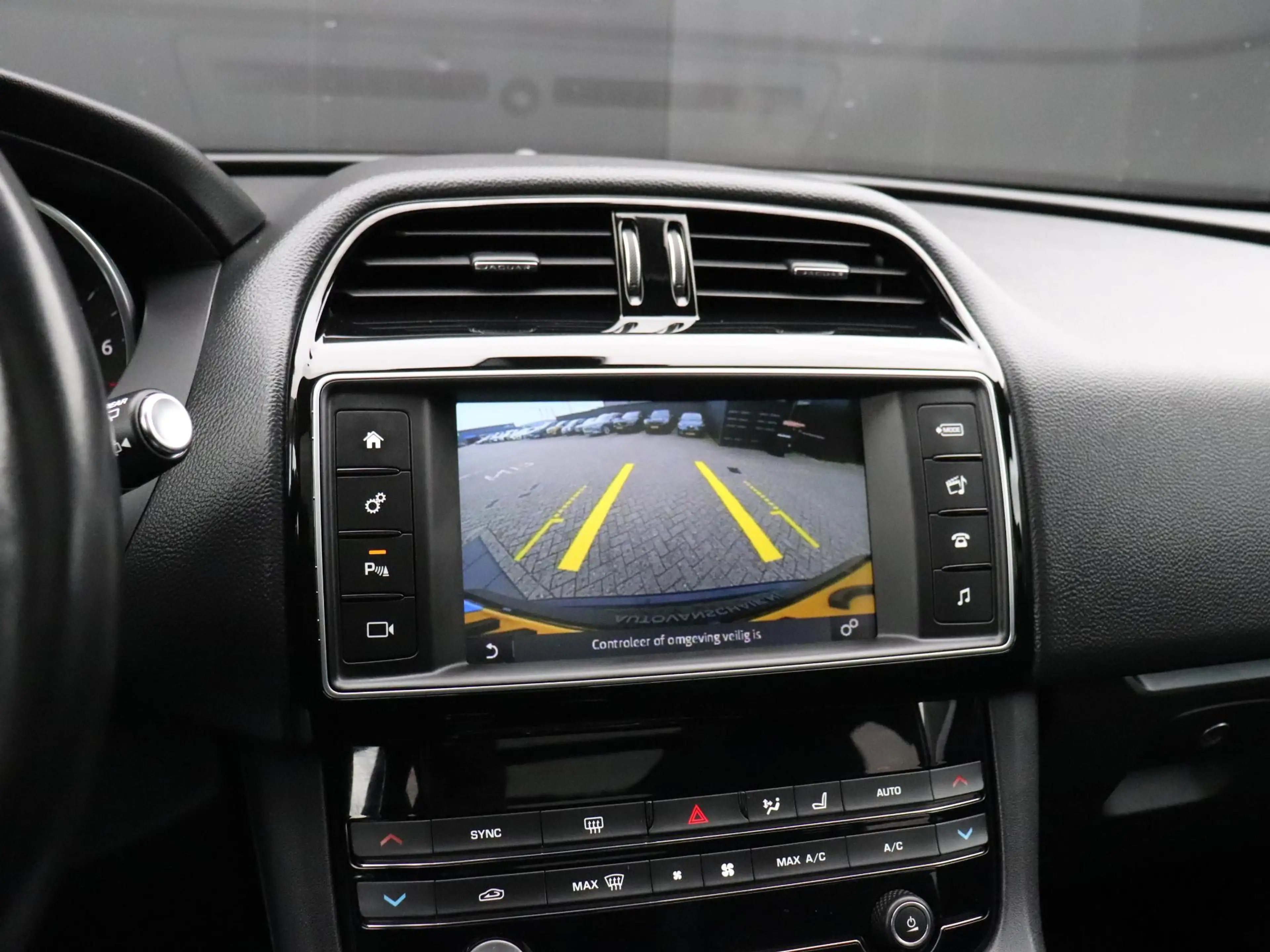 Jaguar F-Pace 2.0 Portfolio AWD 25t | LEDER | PANO-DAK | TREKHAA — photo 9
