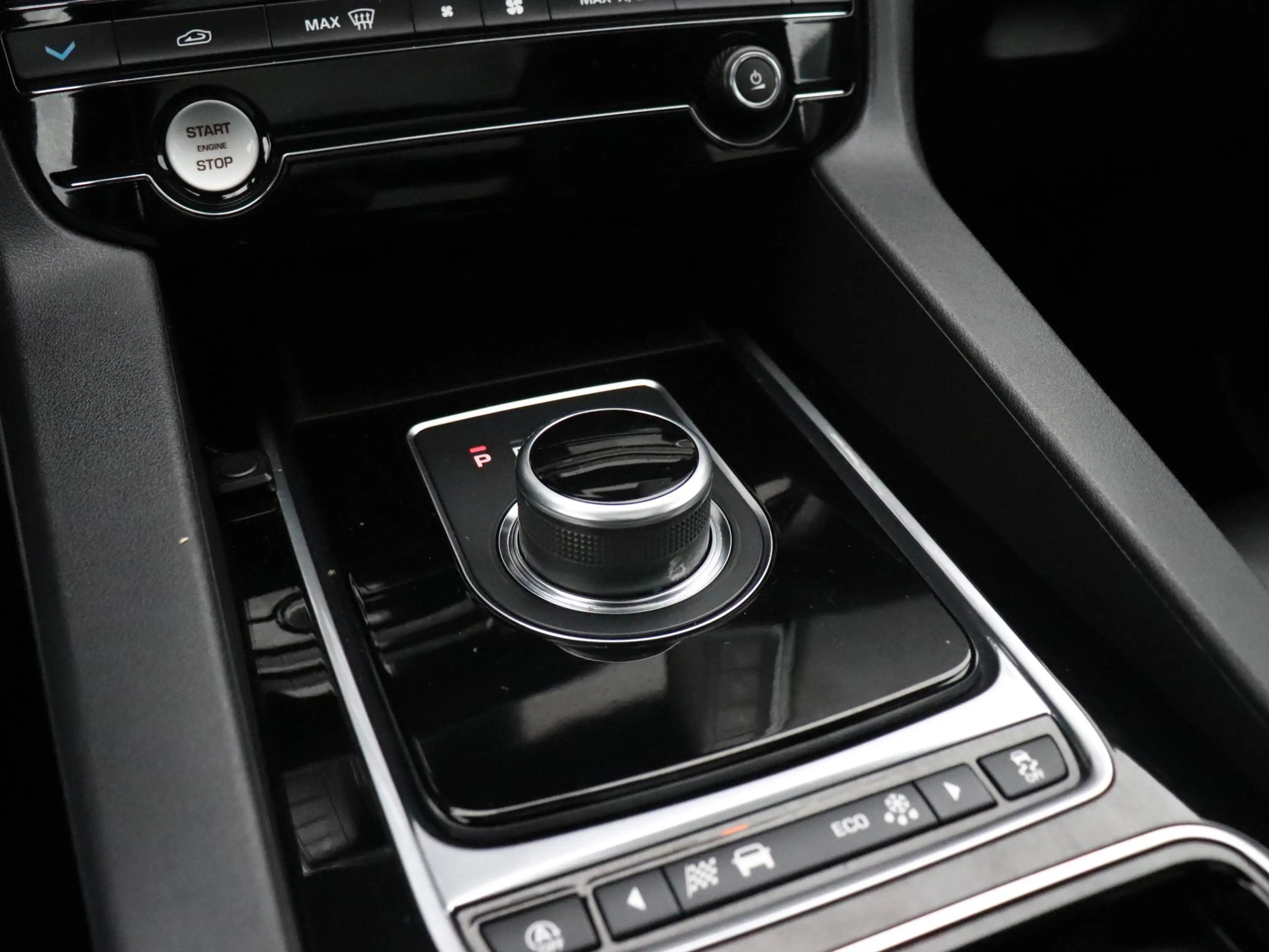 Jaguar F-Pace 2.0 Portfolio AWD 25t | LEDER | PANO-DAK | TREKHAA — photo 24