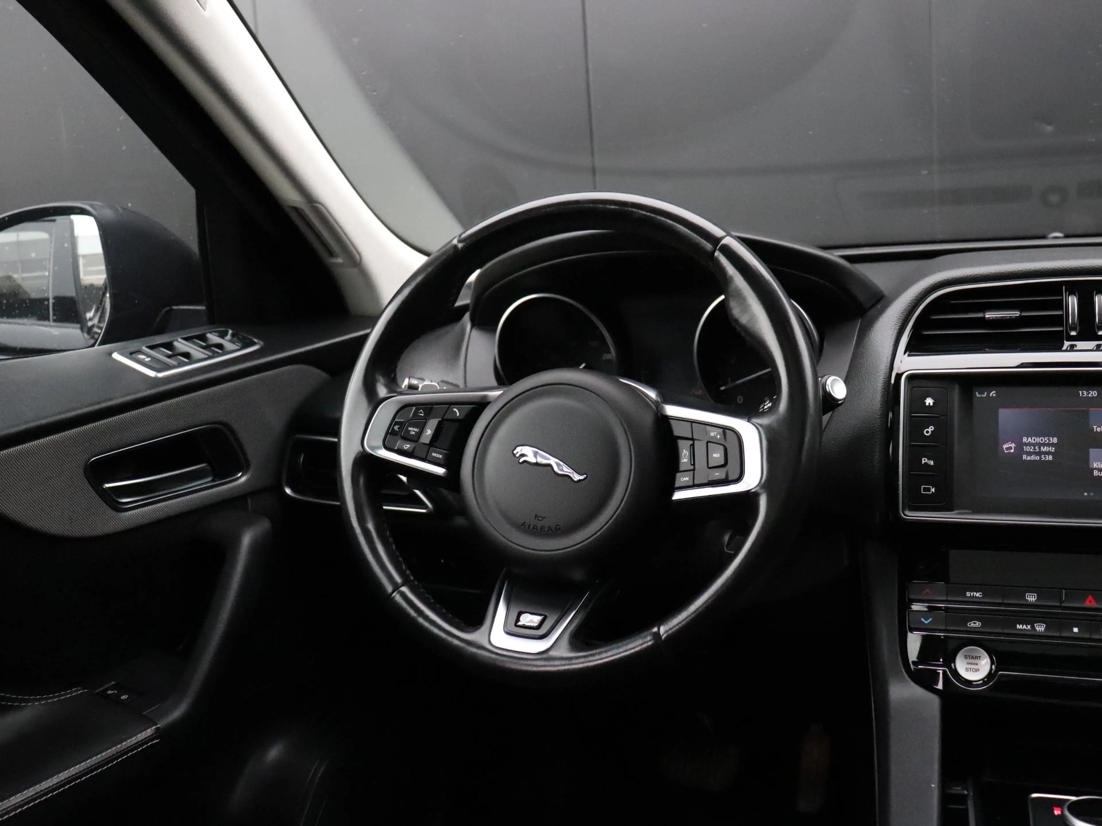 Jaguar F-Pace 2.0 Portfolio AWD 25t | LEDER | PANO-DAK | TREKHAA — photo 20