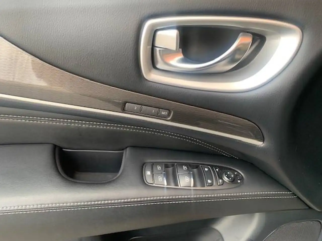 Infiniti QX60 снимка Infiniti QX60