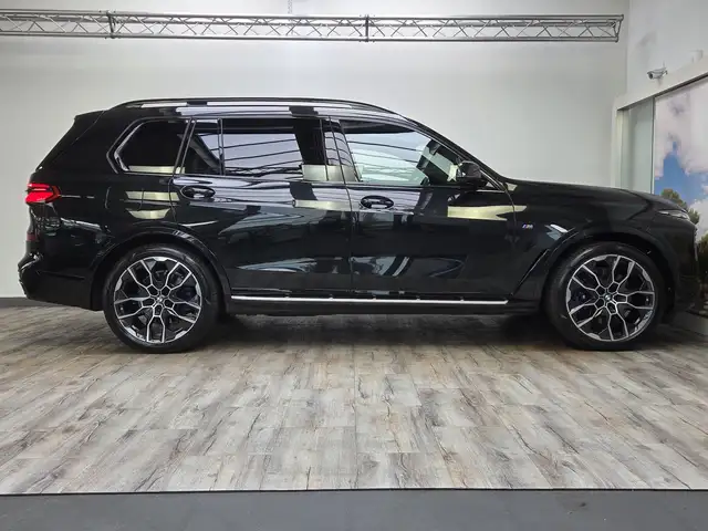 BMW X7 view 4