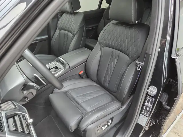 BMW X7 view 15