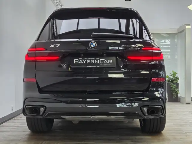 BMW X7 view 5