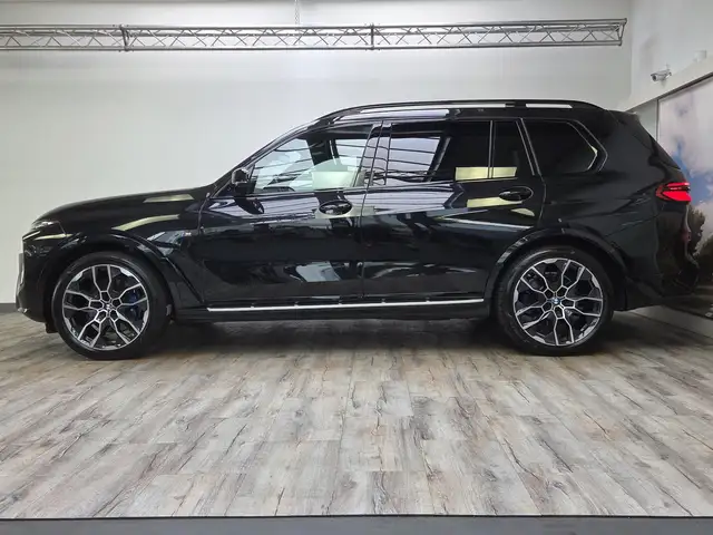 BMW X7 view 3