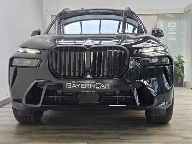 BMW X7 view 2