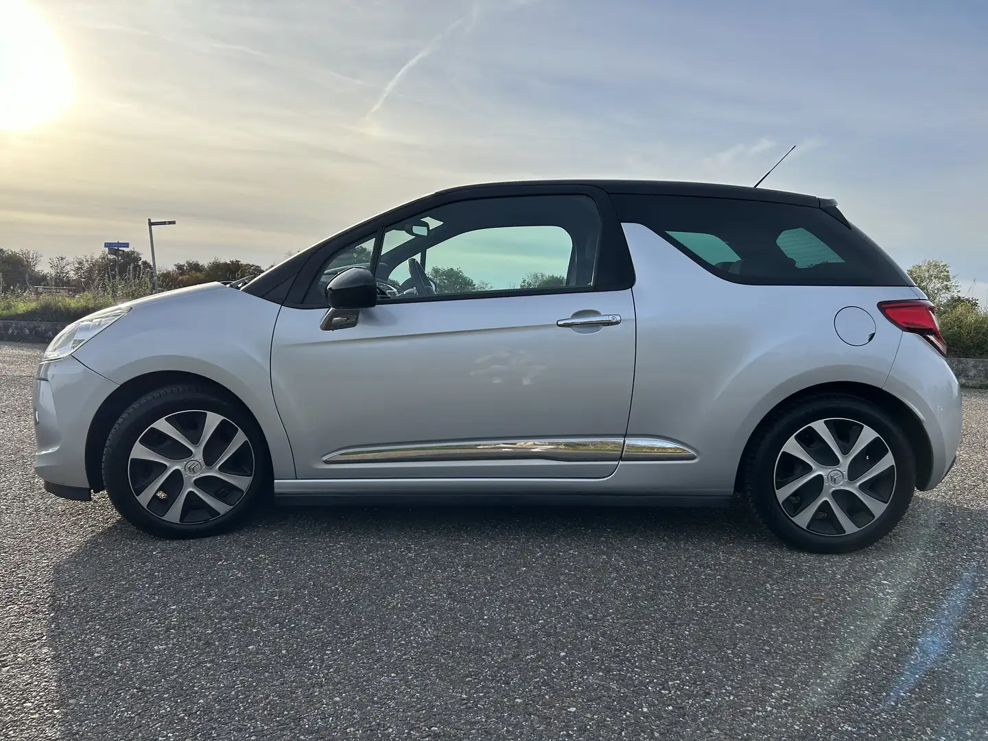 Citroen DS3 1.2 VTi So Chic | Orig. NL | Afn. Trekhaak | Cruis Grijs - 2