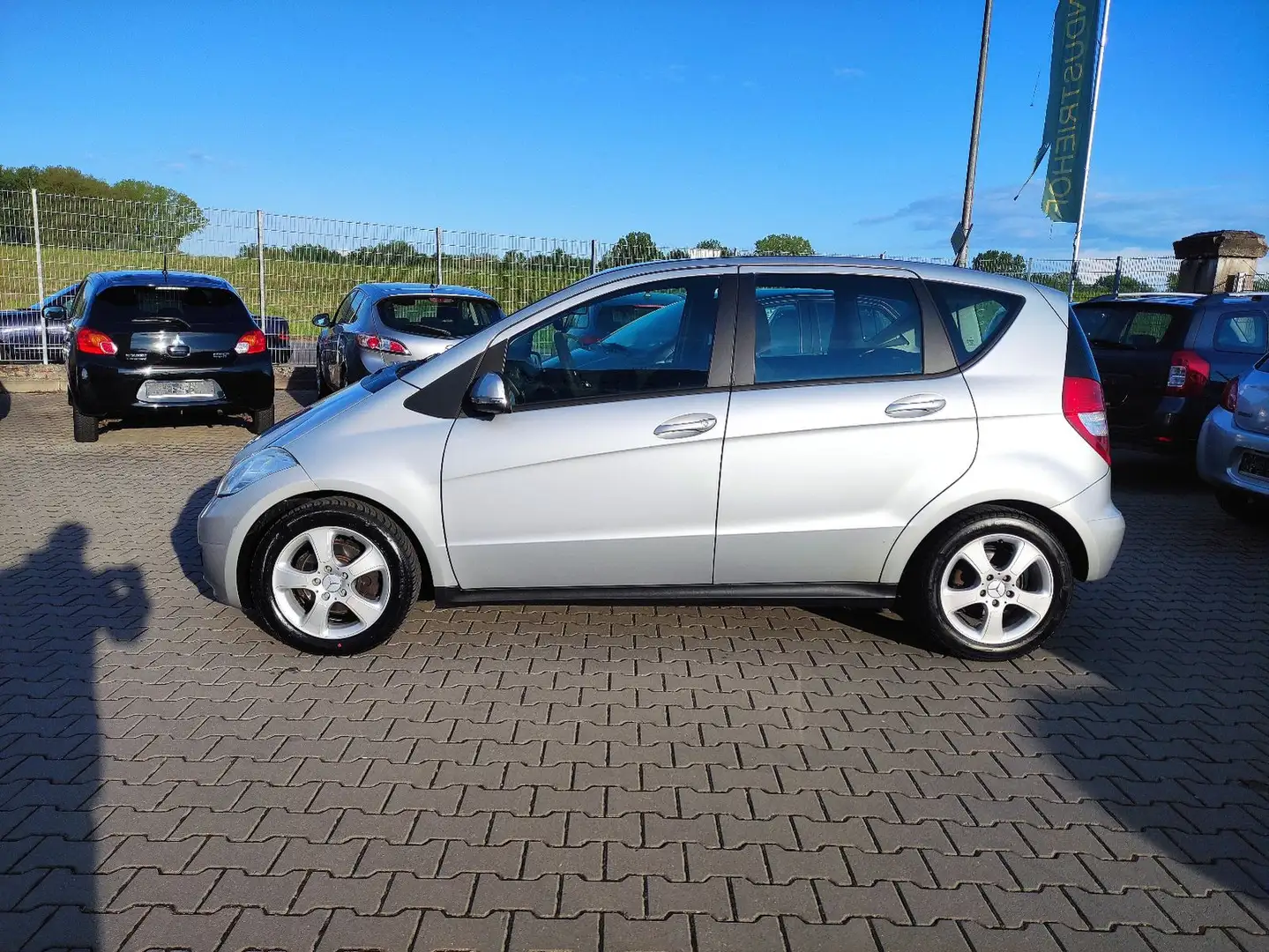 Mercedes-Benz A 150 Automatik+AHK+Klima+SHZ+PDC+Tempom.+Tel+BT Silver - 2