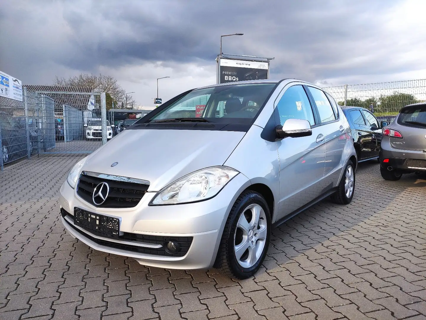Mercedes-Benz A 150 Automatik+AHK+Klima+SHZ+PDC+Tempom.+Tel+BT Silver - 1