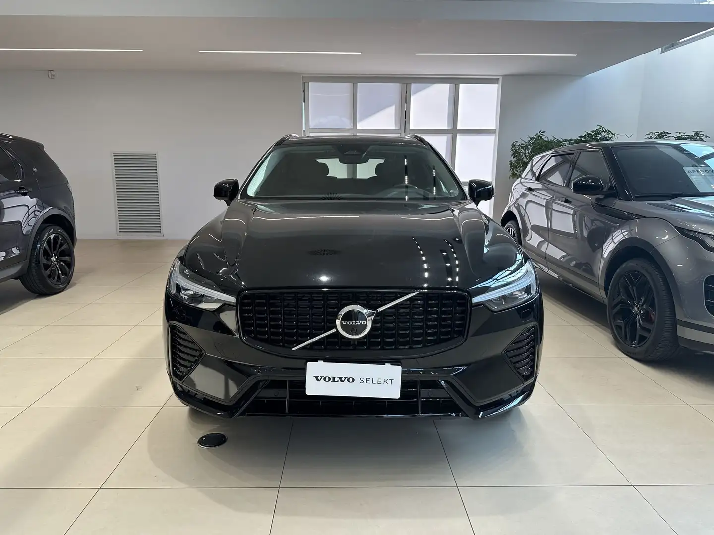 Volvo XC60 B4 automatico Plus Dark Nero - 2