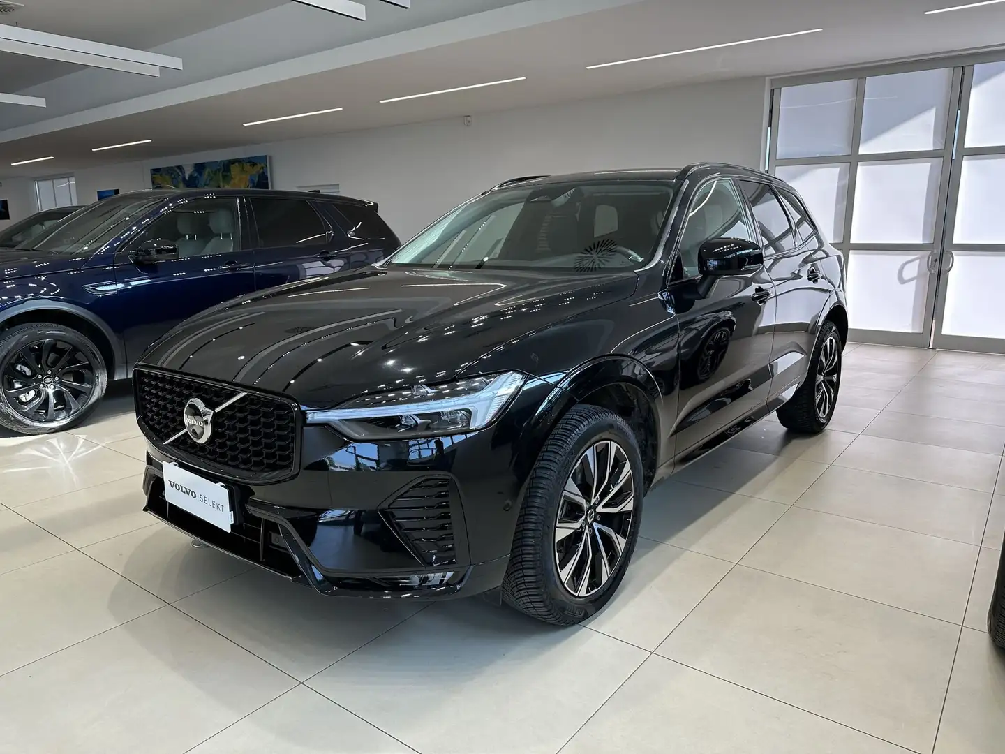 Volvo XC60 B4 automatico Plus Dark Nero - 1