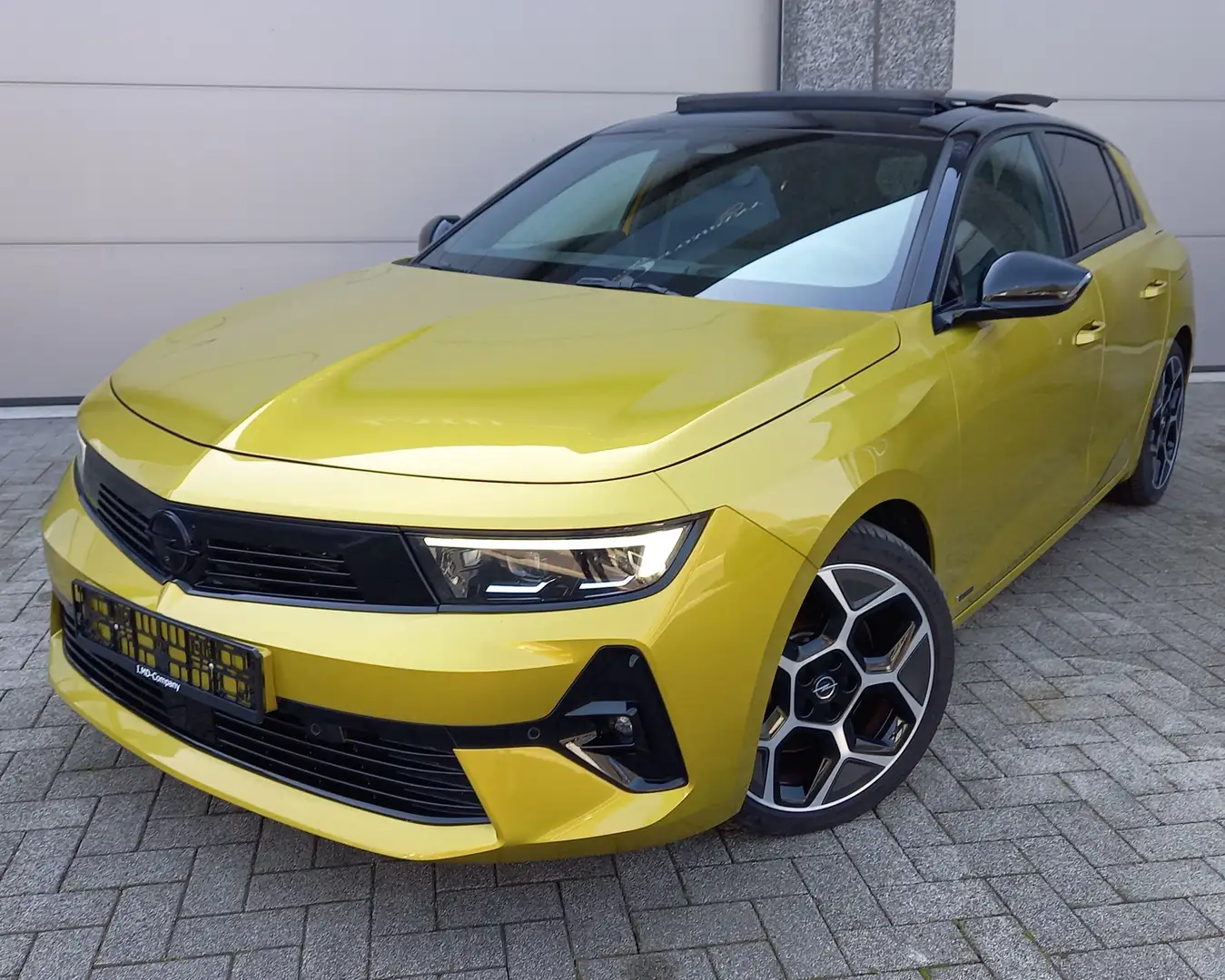 Opel Astra ULTIMATE 16 PHEV 180 eAT8 Geel - 1