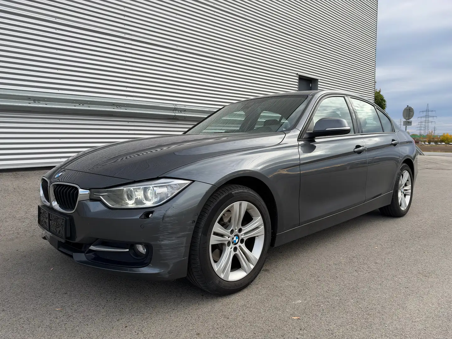 BMW 320 d xDrive Sport-Paket Aut. ID:14 Grau - 2