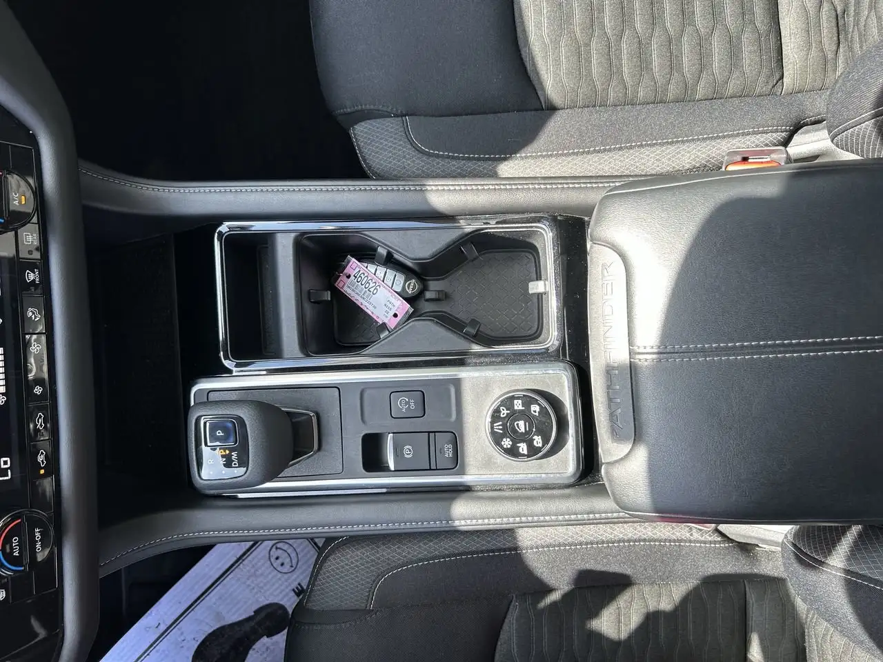 Nissan Pathfinder снимка Nissan Pathfinder
