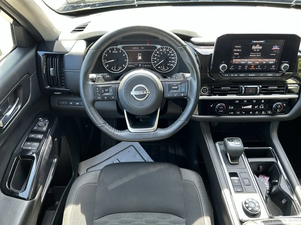 Nissan Pathfinder снимка Nissan Pathfinder