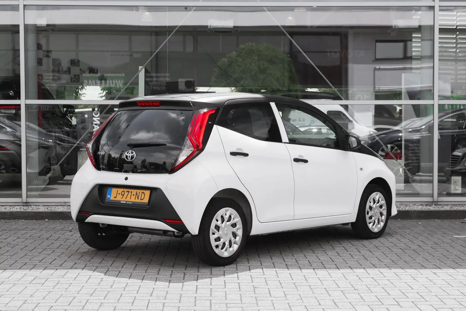 Toyota Aygo 1.0 VVT-i 72pk 5D x-fun Weiß - 2