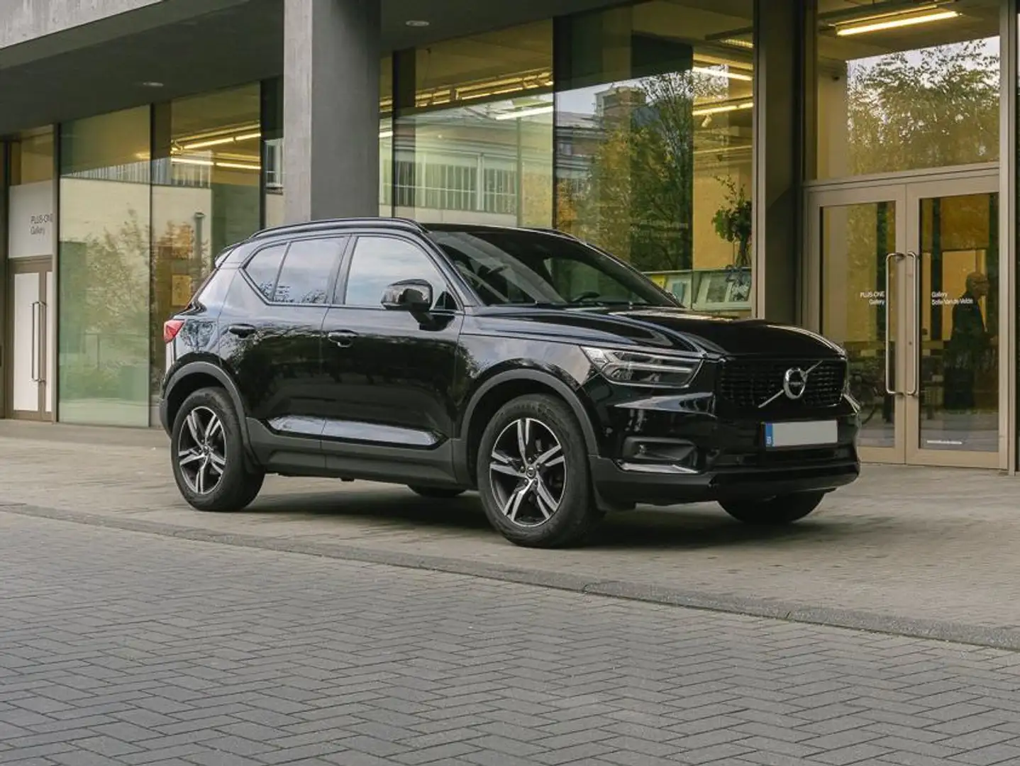 Volvo XC40 XC40 T3 Geartronic RDesign Чёрный - 1