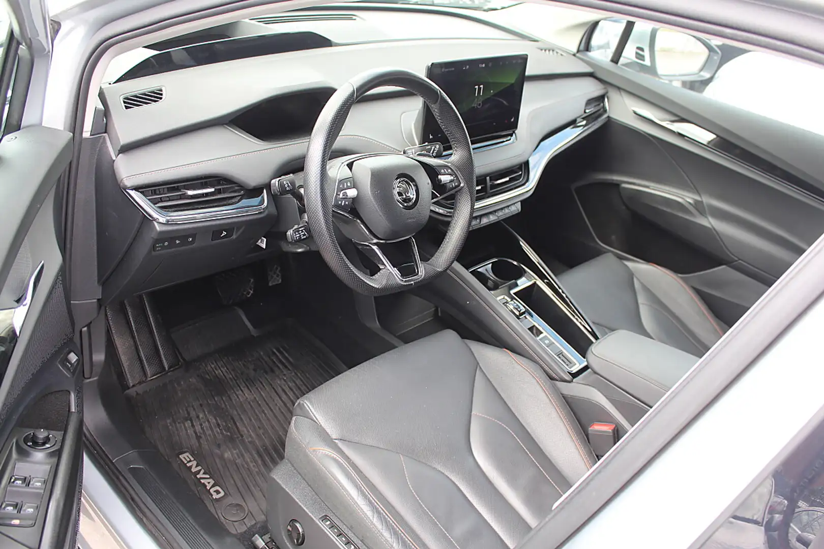 Skoda Enyaq iV 80 82 kWh LED Panorama AHK Navi Kamera... Silber - 2