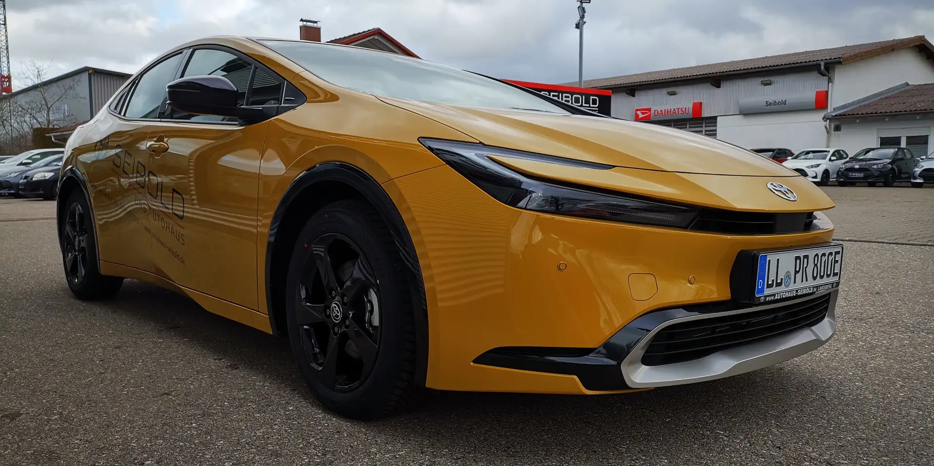 Toyota Prius Plug in Hybrid Executive Jaune - 2