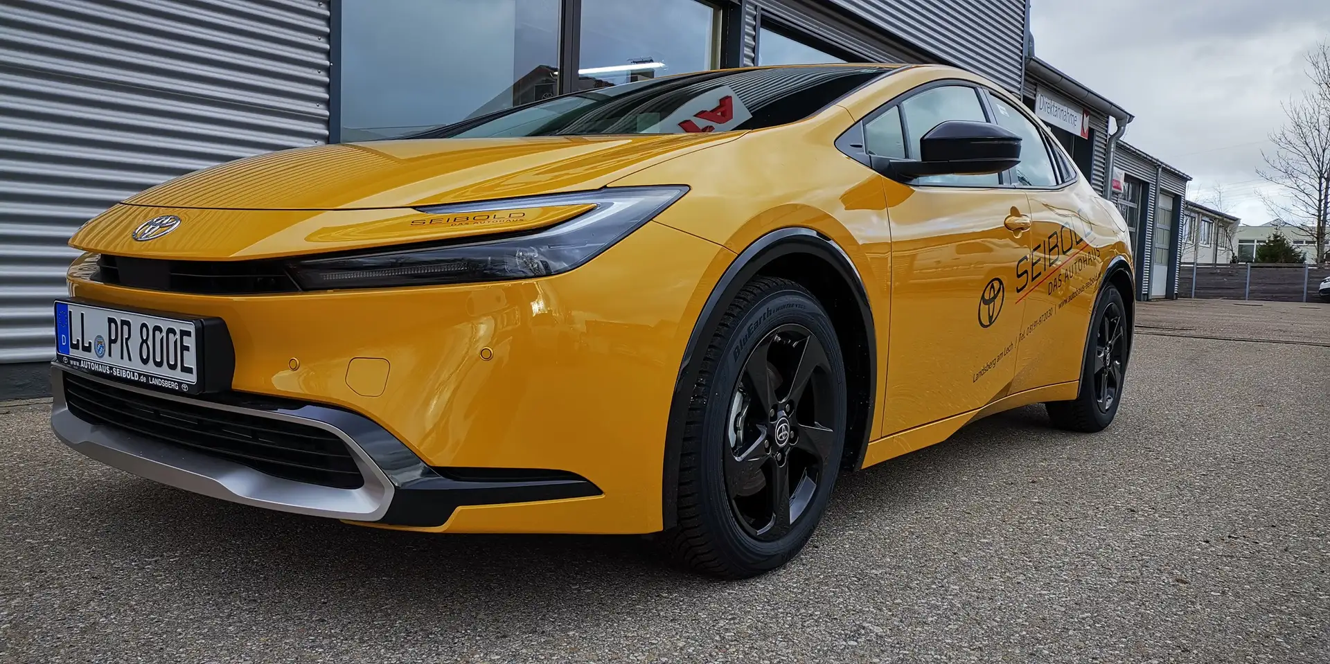 Toyota Prius Plug in Hybrid Executive Jaune - 1