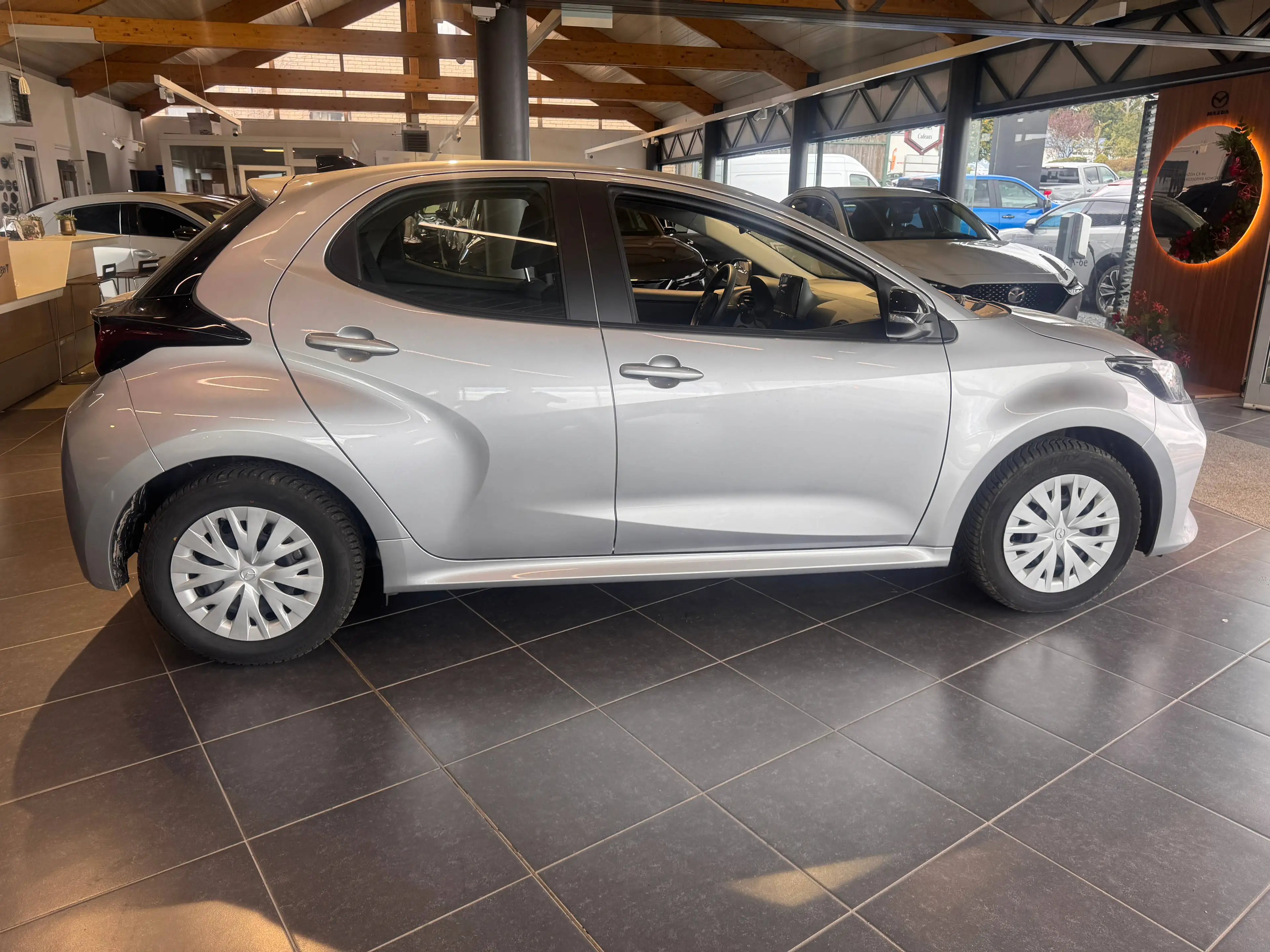 Mazda 2 2 Hybrid 1.5i VVT-i E-CVT Prime-Line Prime-Line — photo 8
