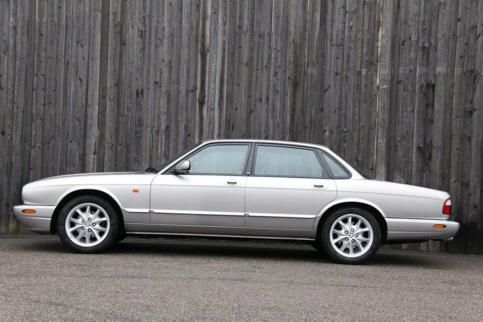 Jaguar XJ 4.0 Executive 2 Jahre Garantie Stříbrná - 2