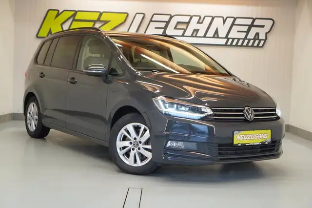Volkswagen Touran view 3