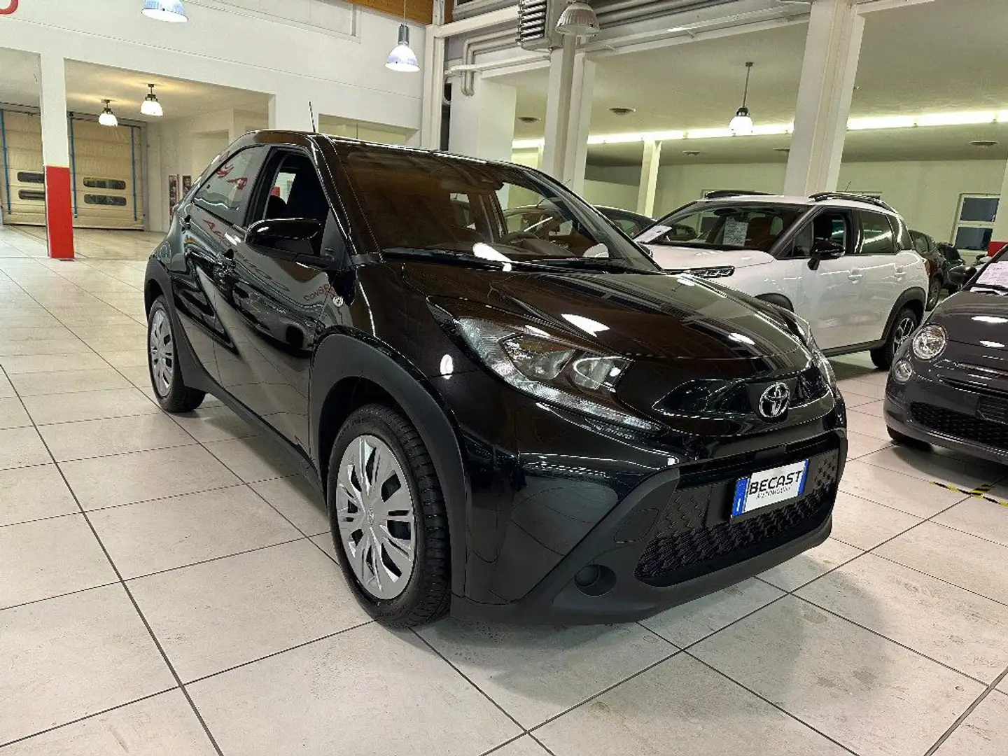 Toyota Aygo X 1.0 VVT-i 72 CV 5 porte Active S-CVT Nero - 2