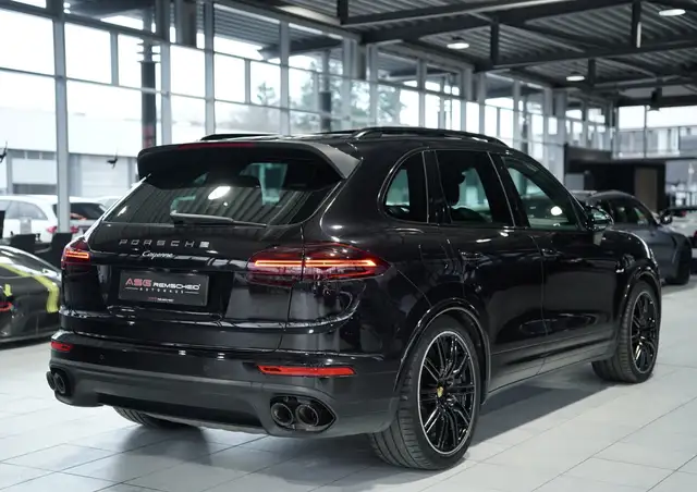 Porsche Cayenne view 8