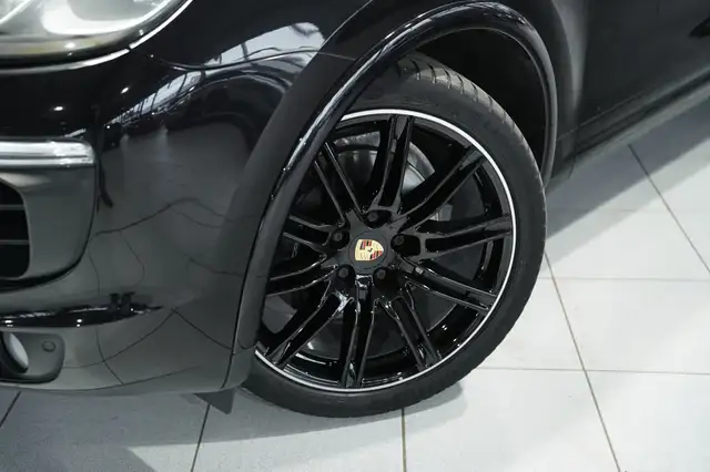 Porsche Cayenne view 3
