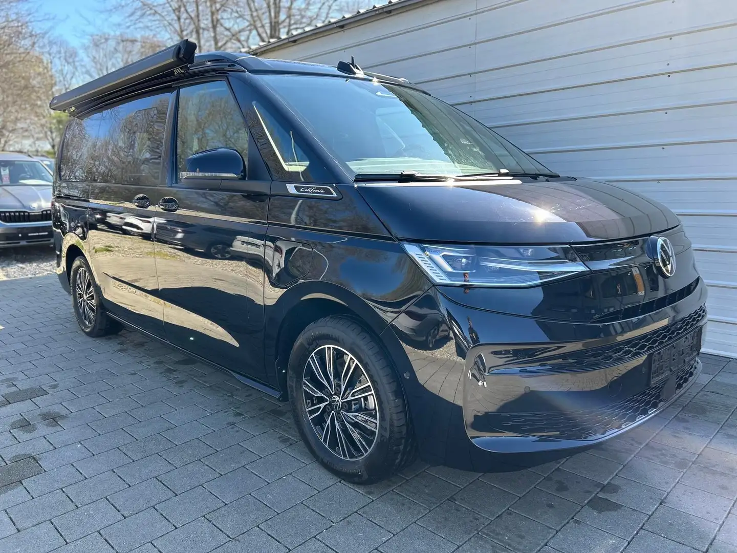 Volkswagen T7 California Beach LÜ 130 kW (177 PS), Automatik, Allrad Schwarz - 1