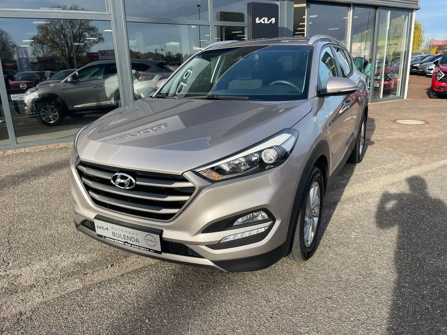 Hyundai TUCSON 2.0 CRDI Intro Edition 4WD AHK Weiß - 2