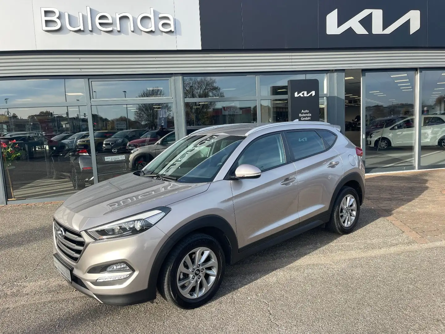 Hyundai TUCSON 2.0 CRDI Intro Edition 4WD AHK Weiß - 1