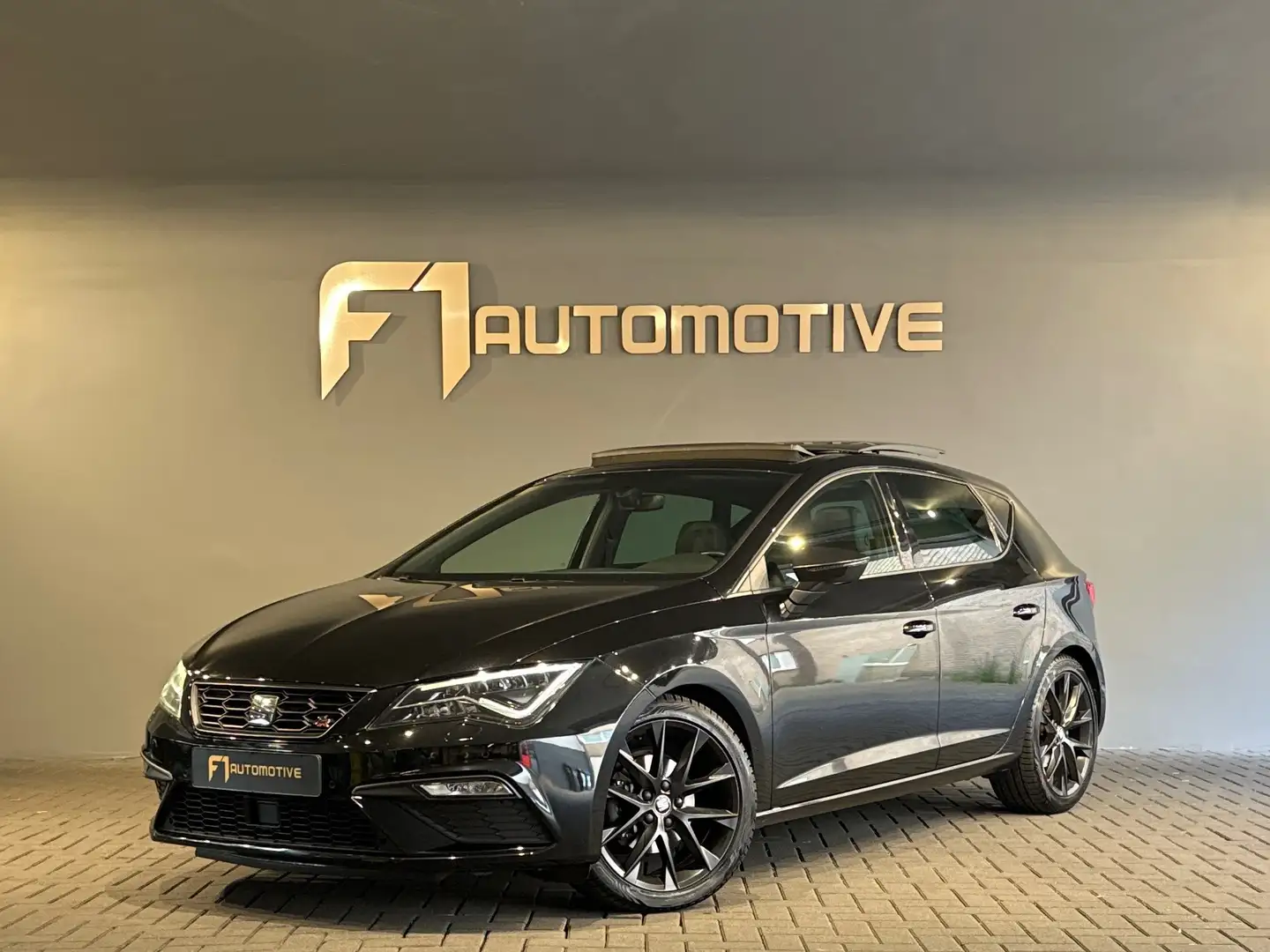 SEAT Leon 1.5 TSI FR Ultimate Edition Pano|Sfeer|Keyless|VOL Zwart - 1