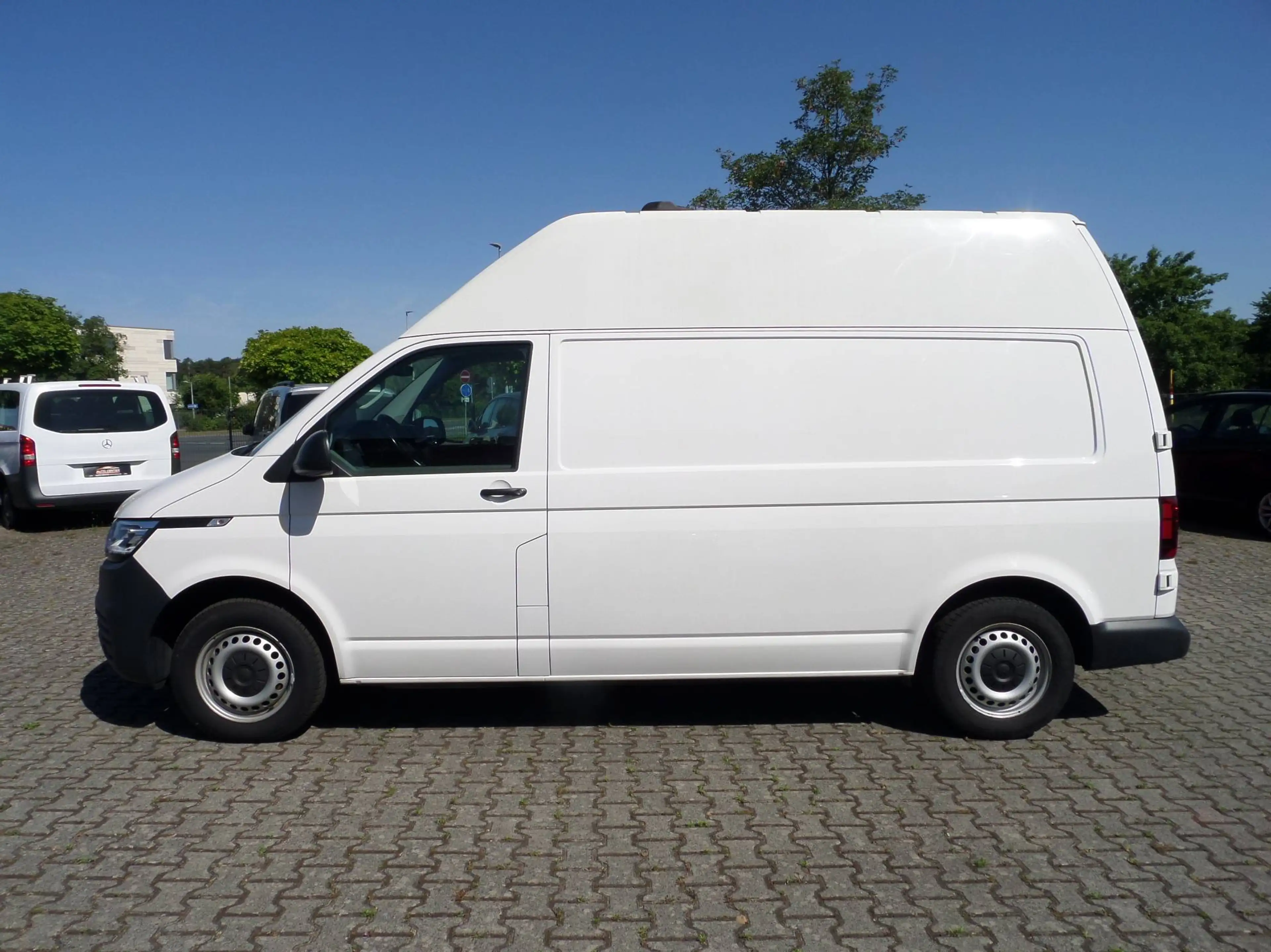 Volkswagen T6.1 Transporter 4MOTION lang&hoch+Schraubstock+Regale+Klima+LED+Standhzg+Tempo+1.Hand