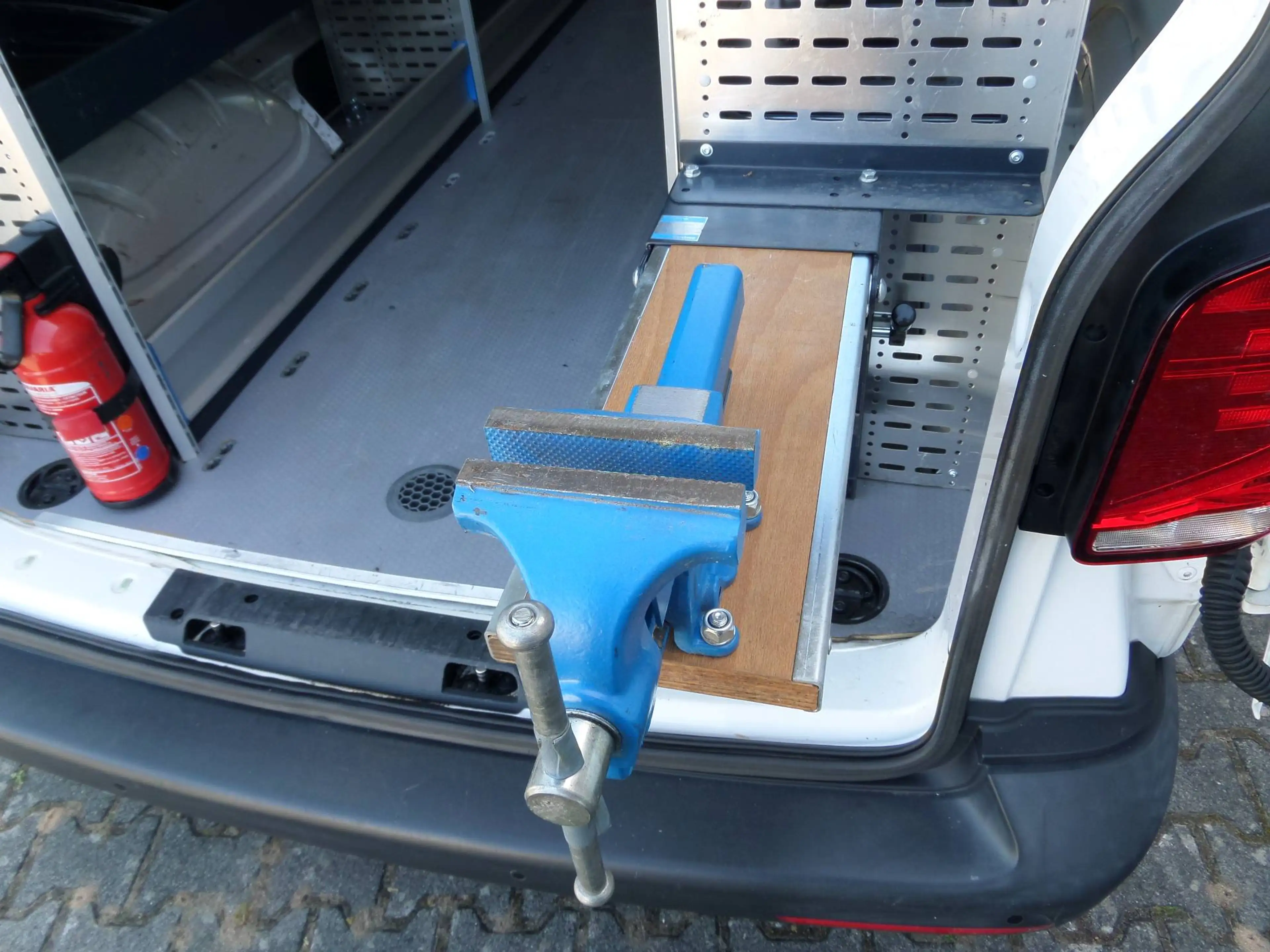 Volkswagen T6.1 Transporter 4MOTION lang&hoch+Schraubstock+Regale+Klima+LED+Standhzg+Tempo+1.Hand — photo 13