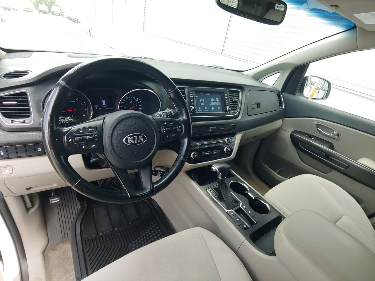 Kia Sedona снимка Kia Sedona