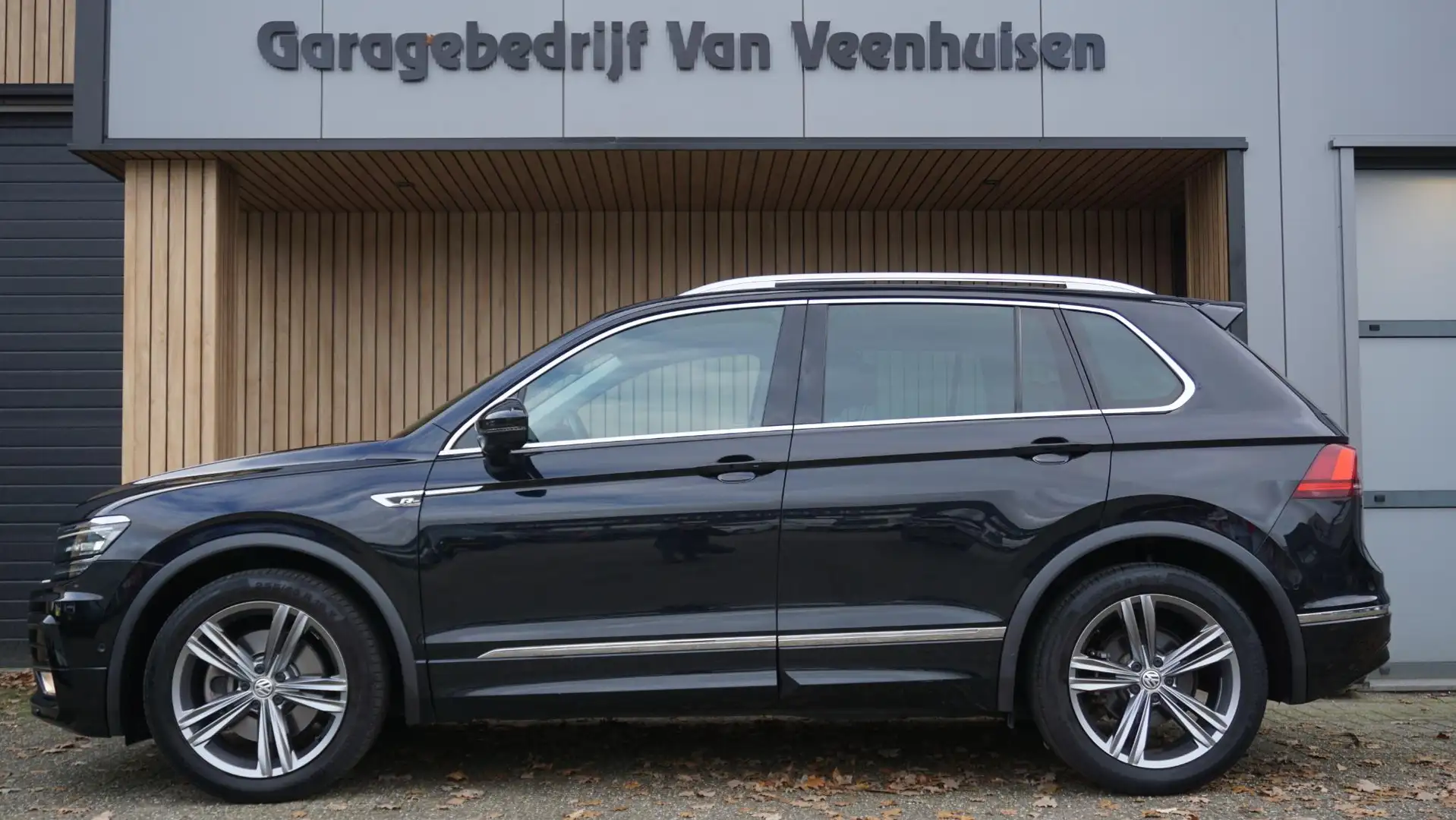 Volkswagen Tiguan 2.0 TSI 180pk DSG 4Motion R-Line & Highline Pano.D Zwart - 2