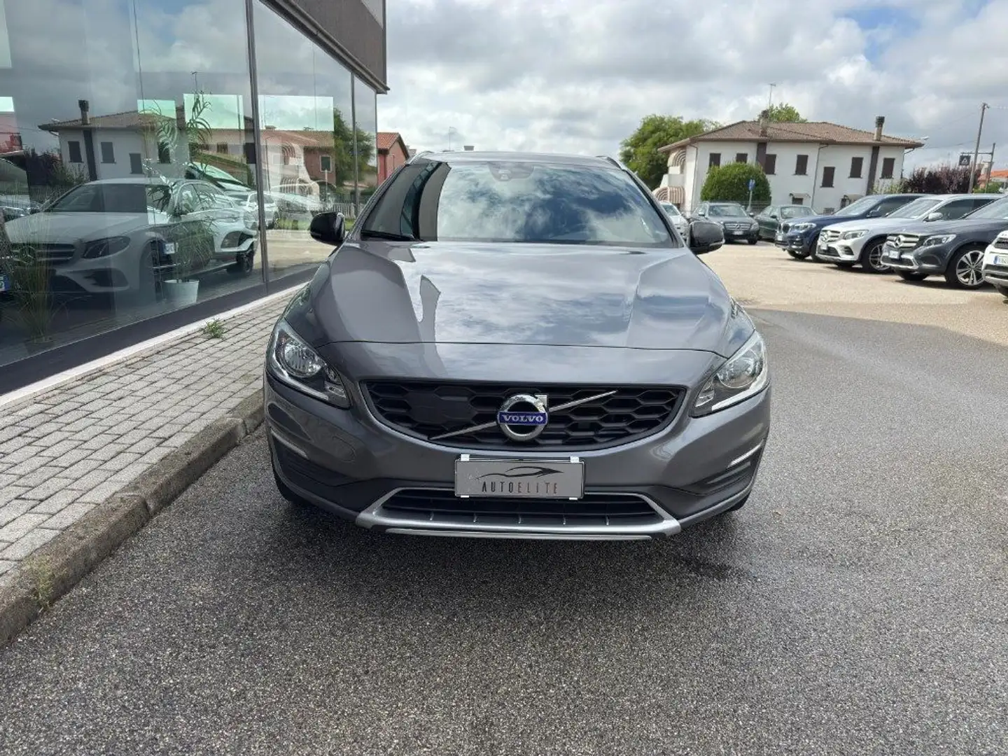 Volvo V60 Cross Country D3 Geartronic Momentum BLACK EDITION Gancio Traino Gris - 2