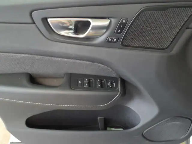 Volvo XC60 view 4