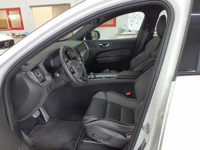 Volvo XC60 view 3