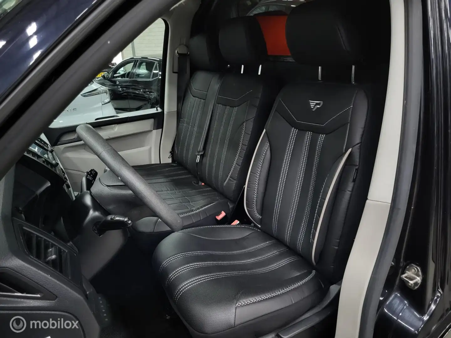 Volkswagen T6 Transporter 2.0 TDI L2H1/Navi/Cruise/Pdc/Airco Zwart - 2