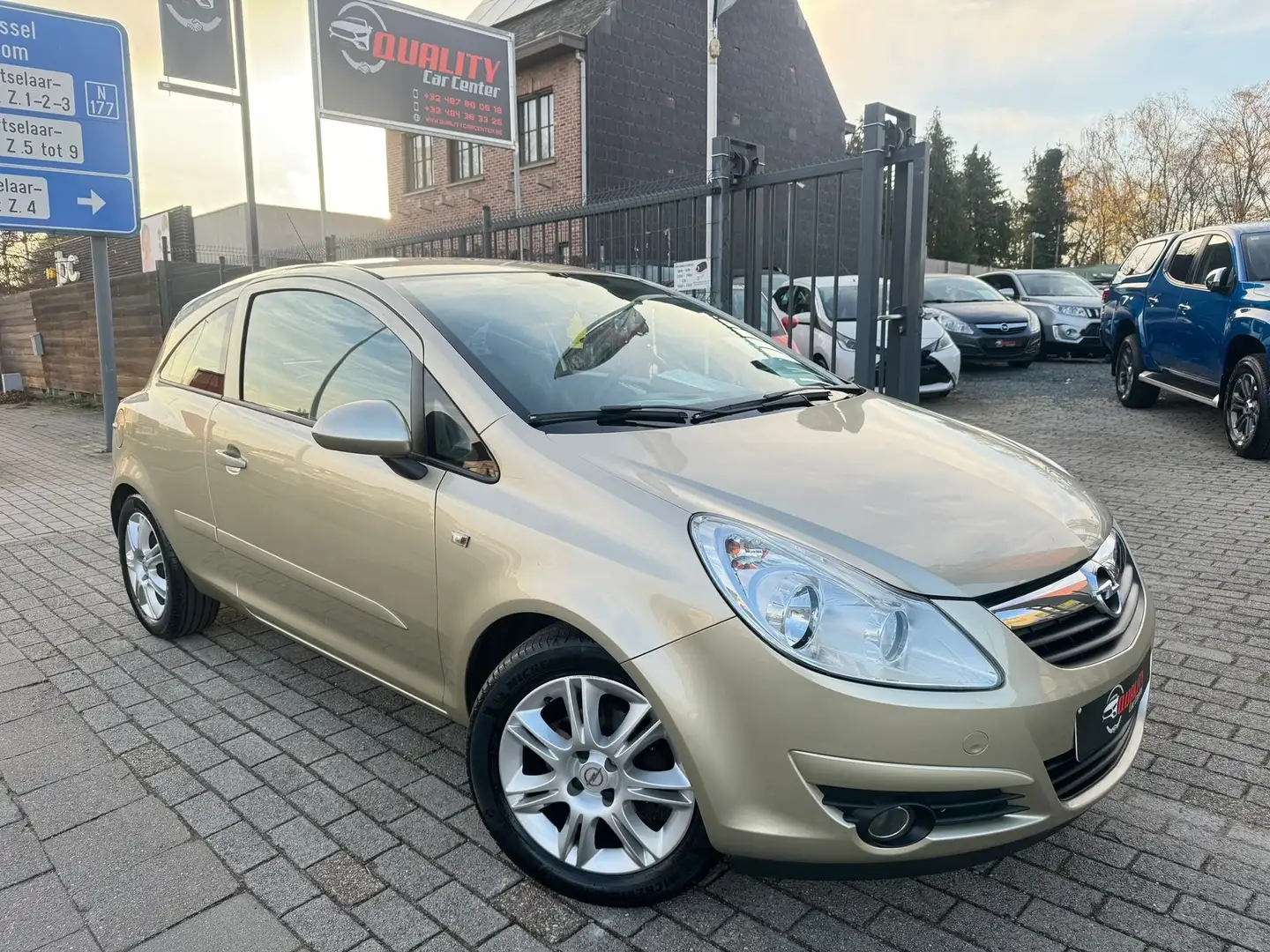 Opel Corsa 1.4 16V Cosmo 83000 KM AUTOMAAT GEKEURD Or - 1