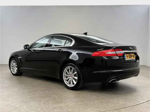 Jaguar XF view 3