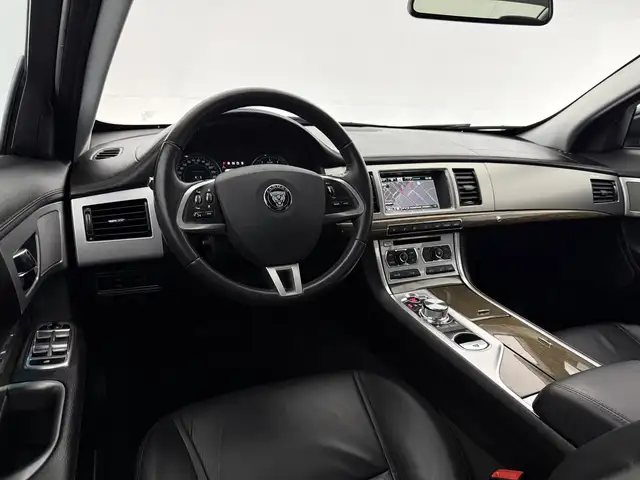 Jaguar XF view 14