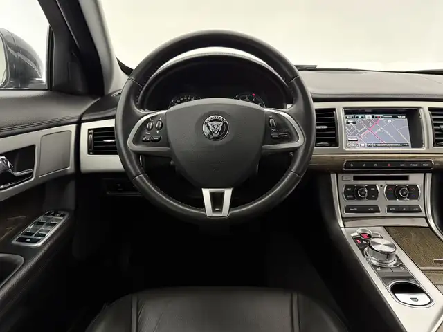 Jaguar XF view 13