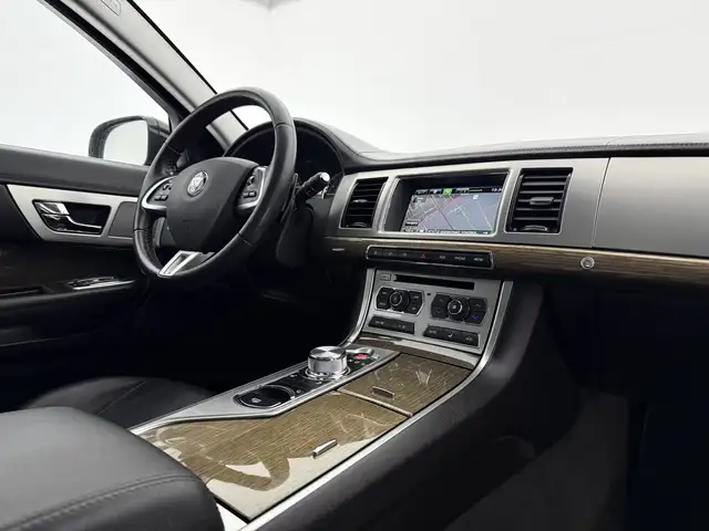 Jaguar XF view 4